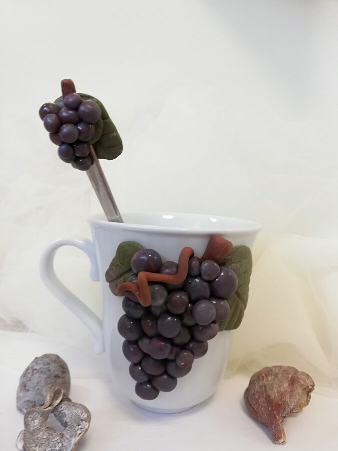 puodelis ir saukstelis vynuogės