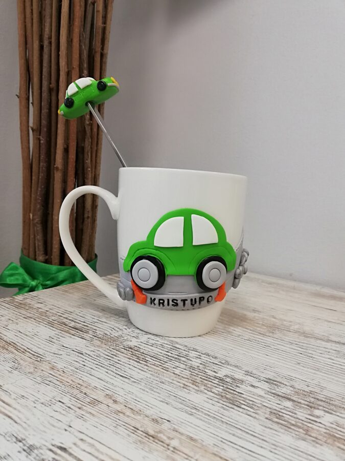 puodelis ir ilgas šaukštelis žalia mašinytė