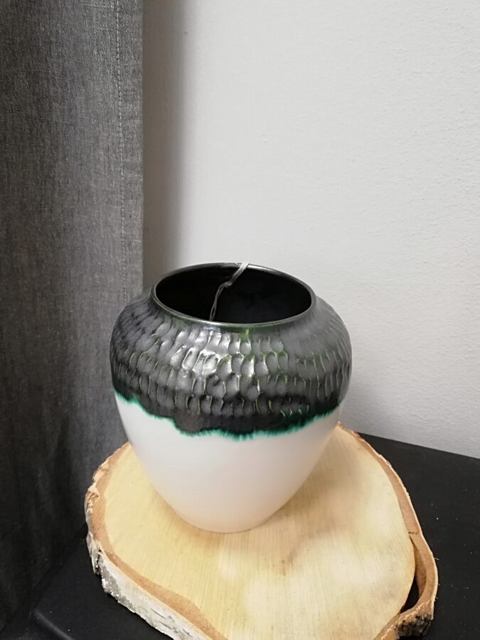 Keramikinė vaza žaliai pilku viršumi 