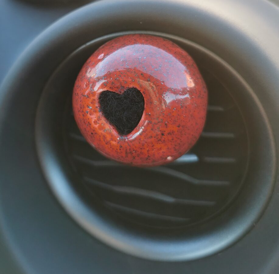 Automobilio kvapukas "Raudona-Juoda širdelė" 