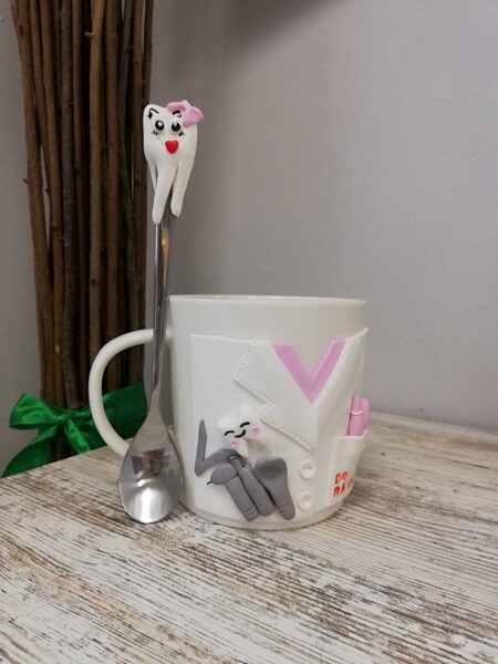 Puodelis ir late šaukštelis odontologui 