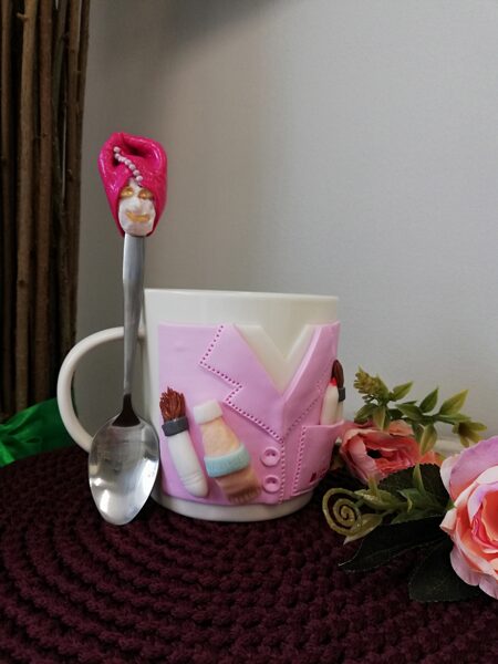 Puodelis ir arbatinis šaukštelis kosmetologei 