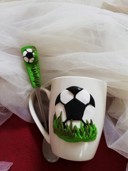 puodelis  ir ilgas late šaukštelis futbolas 