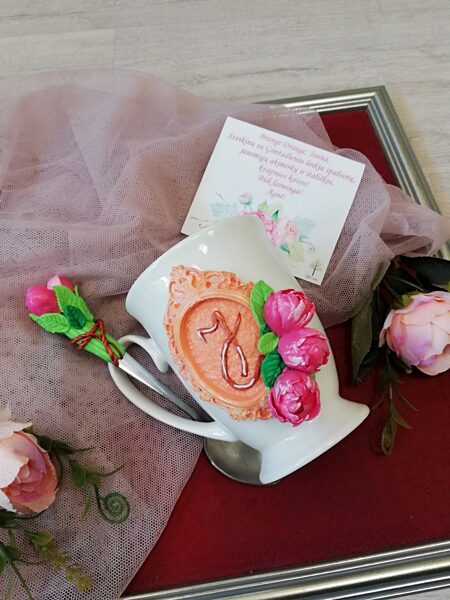 puodelis ir arbatinis šaukštelis su Raide rėmelyje